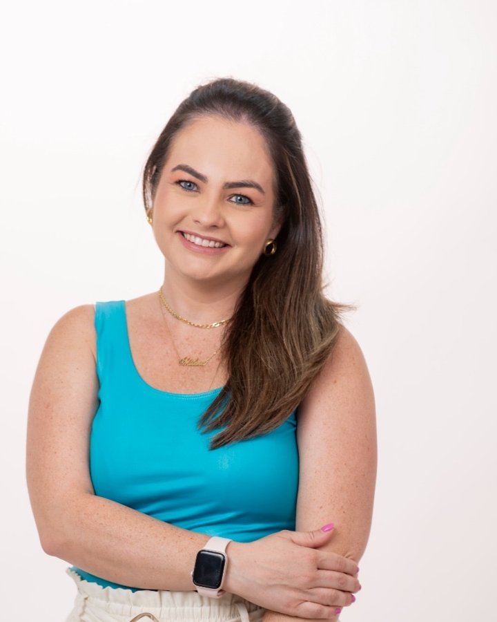 Milena Lago sorrindo